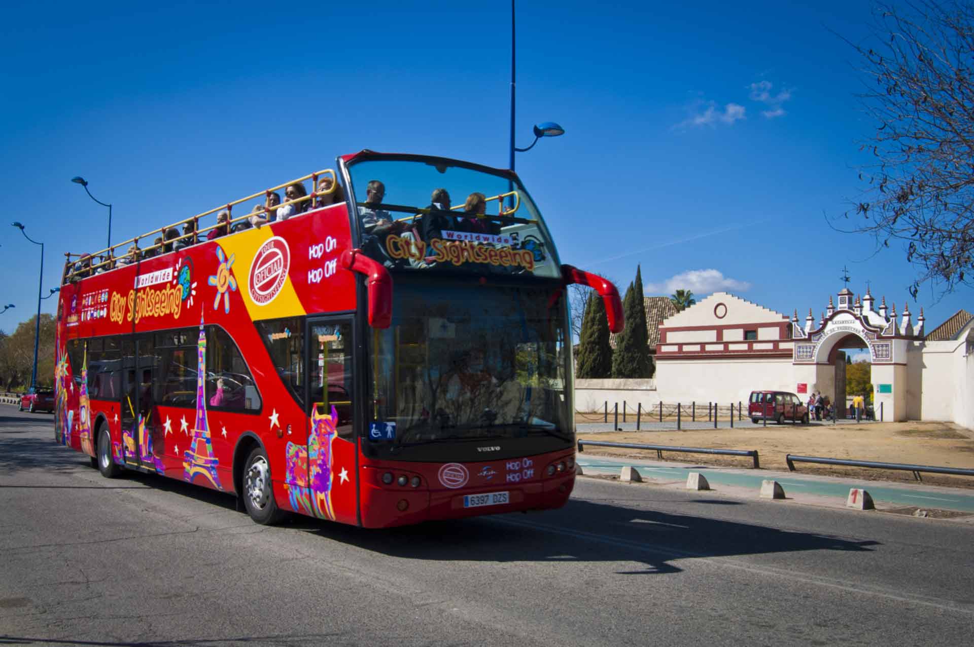 https://d3r8gwkgo0io6y.cloudfront.net/upload/double-decker open-top buses.jpg